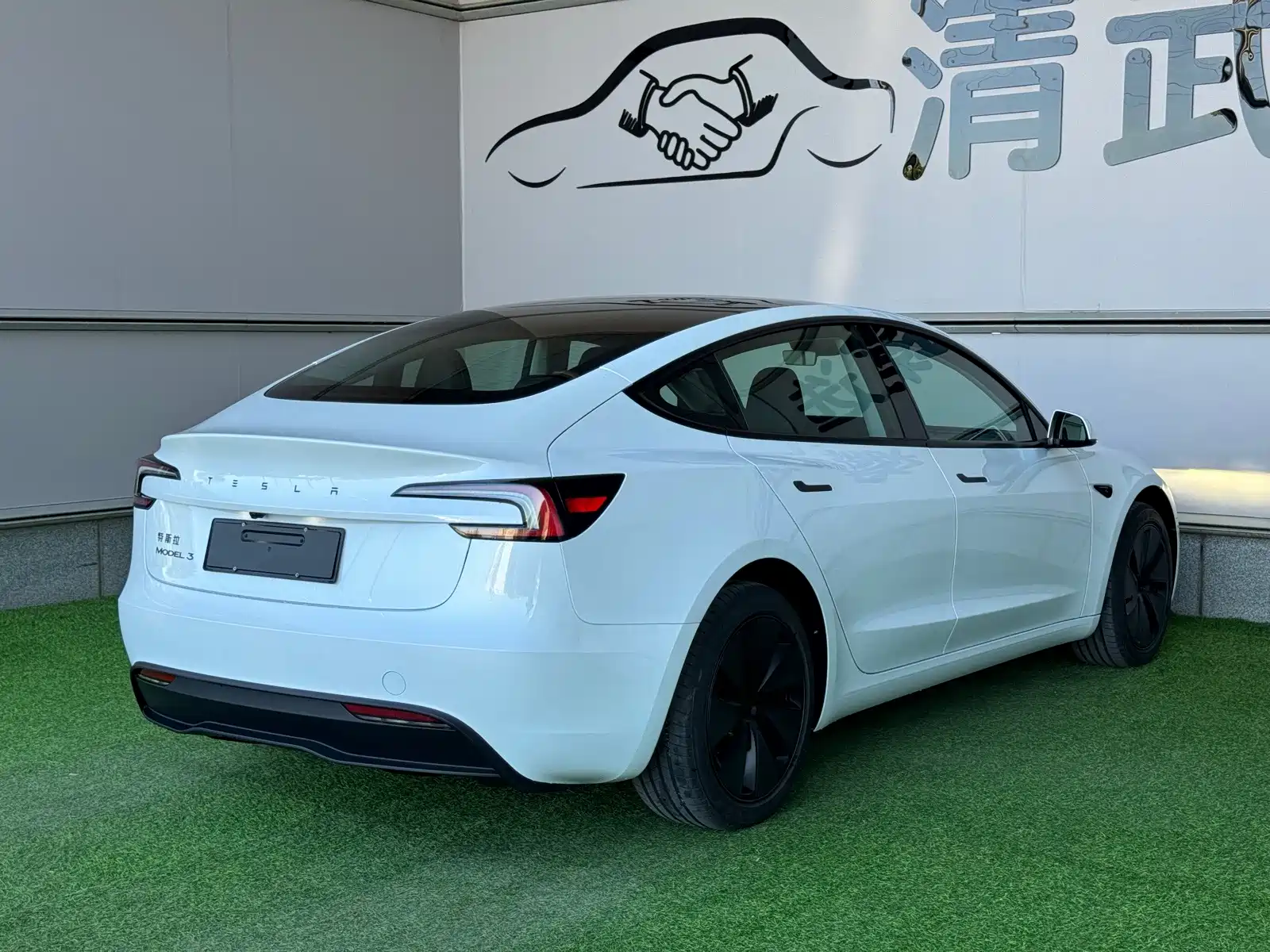 Фото 14 - Tesla Model 3