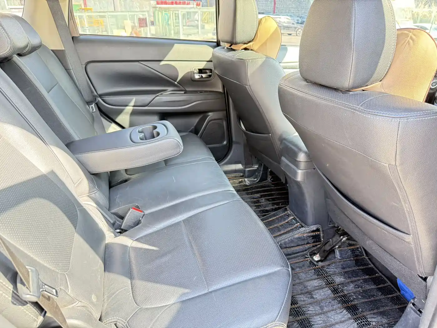 MITSUBISHI OUTLANDER