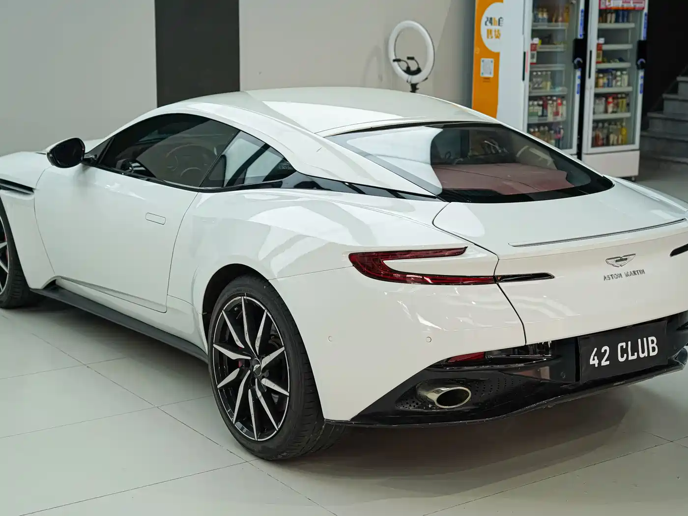 Aston Martin DB11 2020 4.0T V8 Coupe фото 5