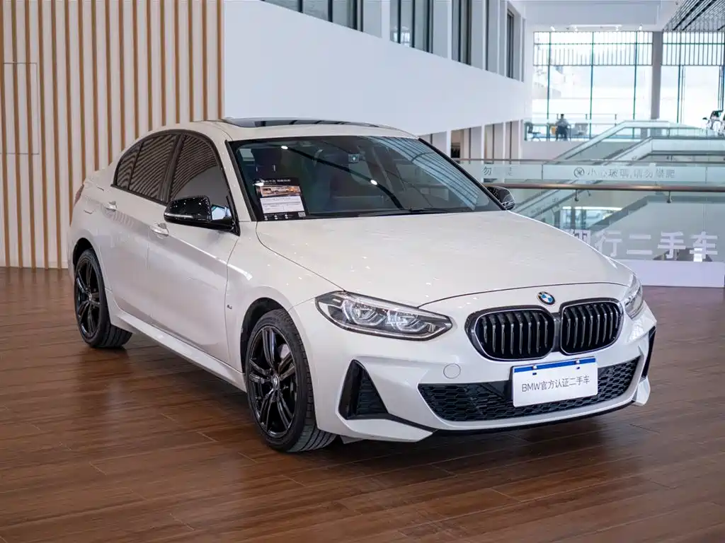 BMW 1 Series 2023 125i M Sport Shadow Edition фото 4