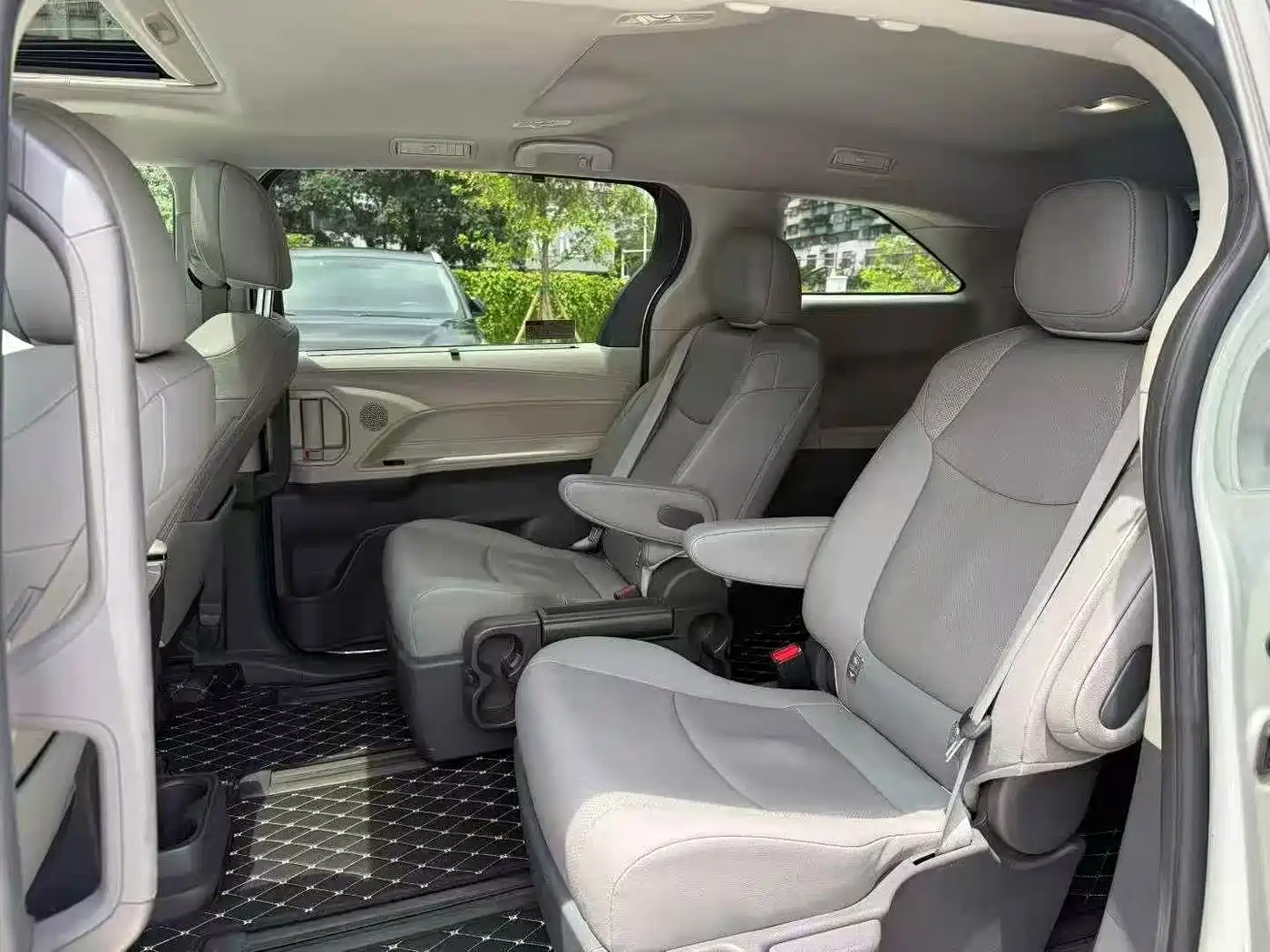 Фото 8 - Toyota Sienna