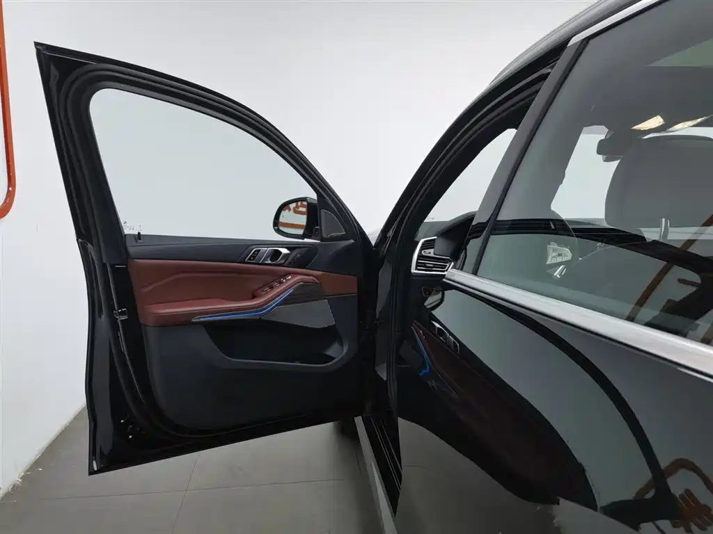 BMW X5 2022 Model xDrive 40Li M Sport Package фото 8