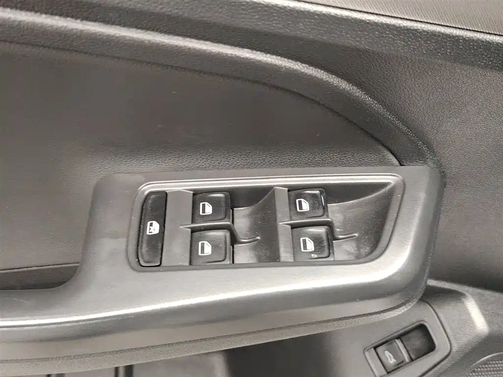Volkswagen Lavida 2017 1.6L Manual Comfort Edition фото 9