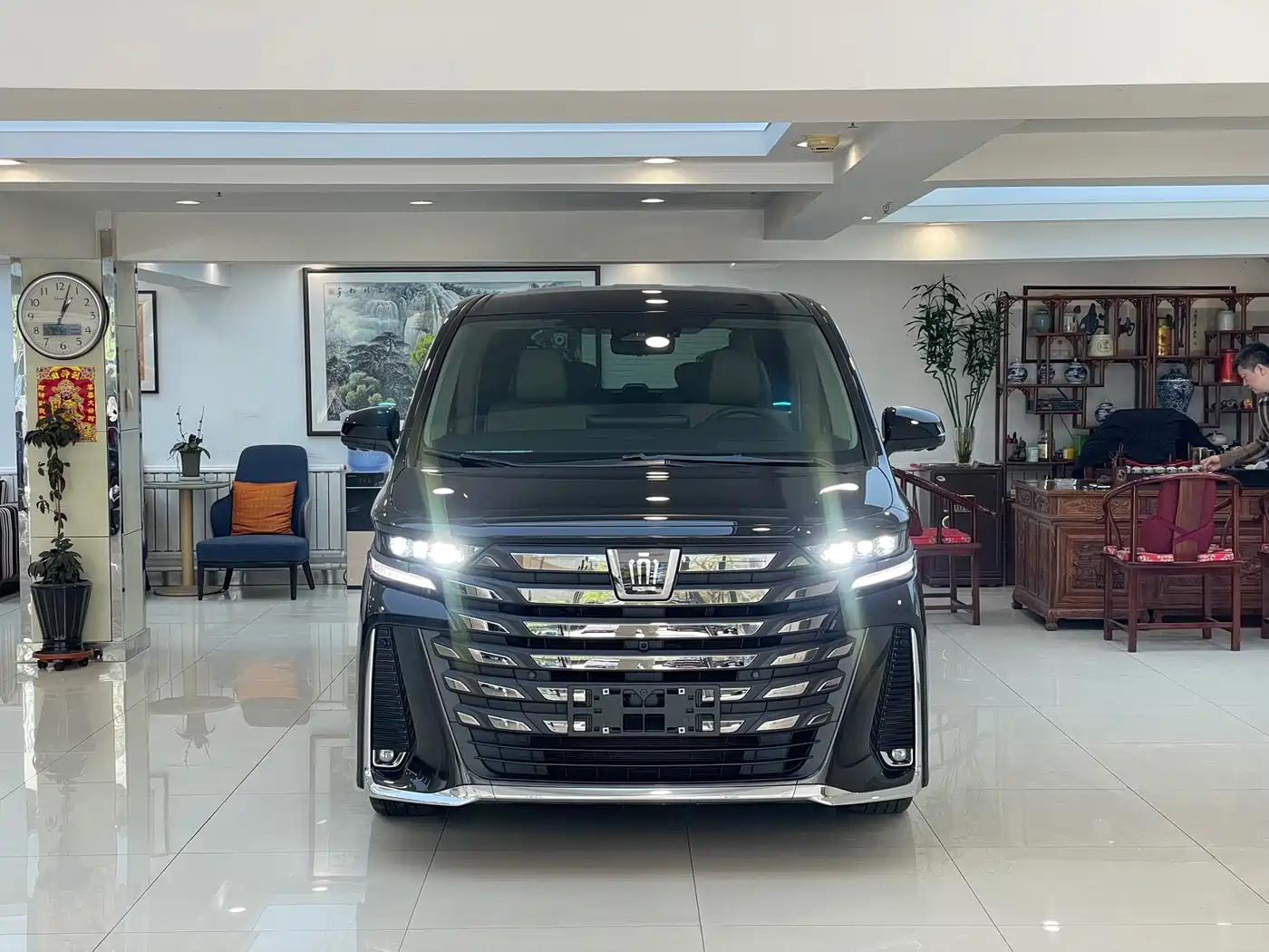 Toyota Vellfire 2024 Crown Hybrid 2.5L Executive Premium Edition фото 2