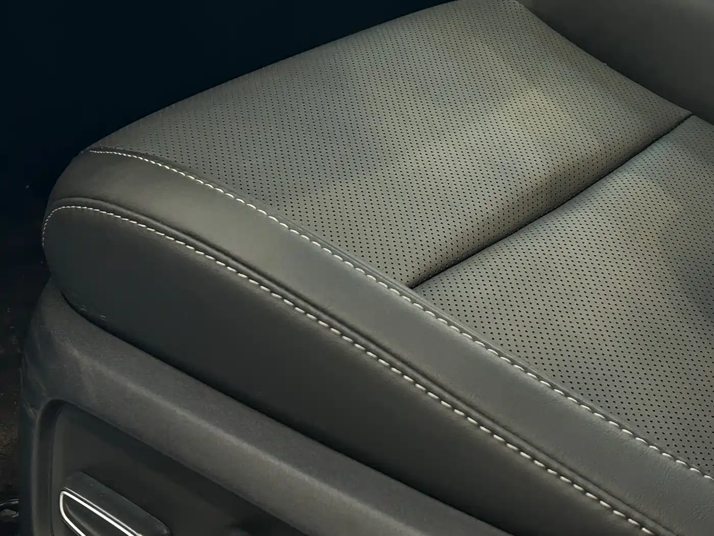 Toyota Camry 2024 Hybrid 2.0HGVP Luxury Edition фото 9