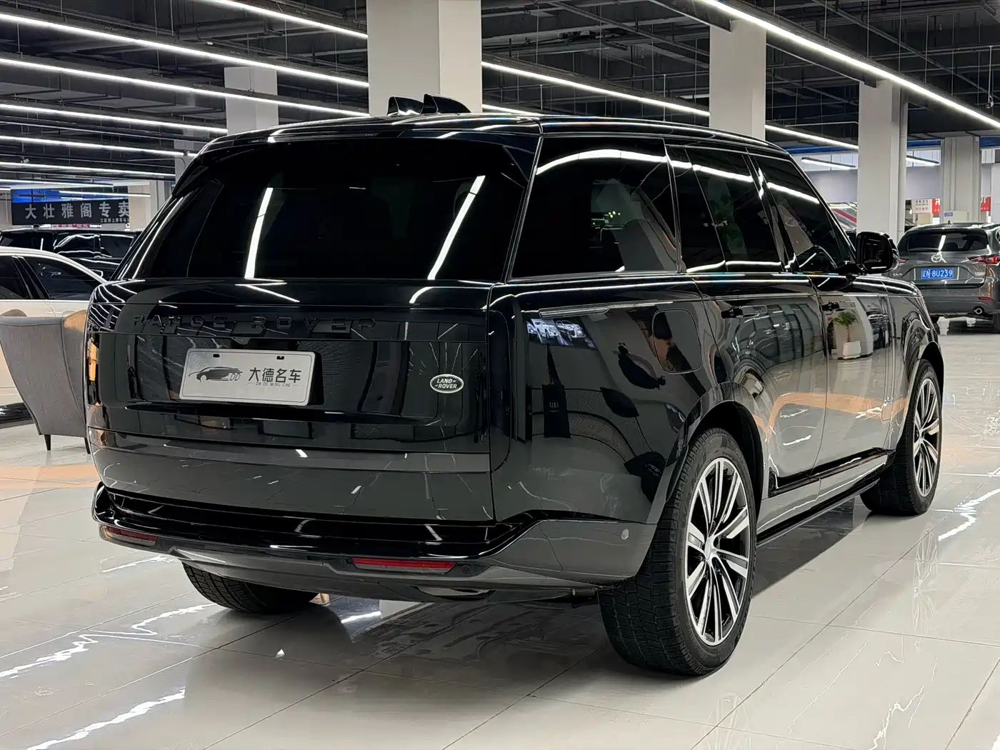 Land Rover Range Rover 2023 3.0 L6 360PS Golden Age Edition фото 6