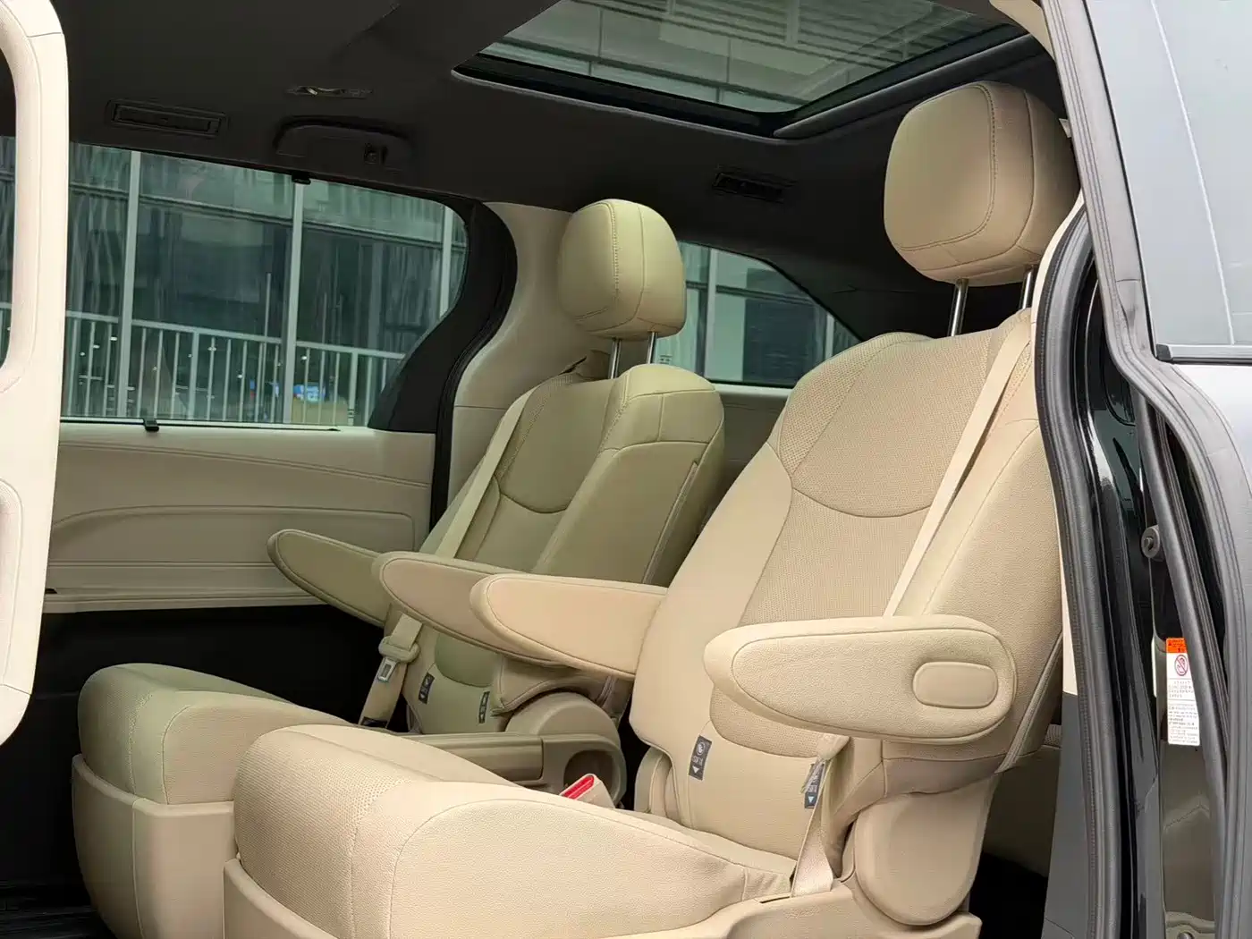 Toyota Granvia 2024 2.5L Hybrid Premium PLUS фото 10