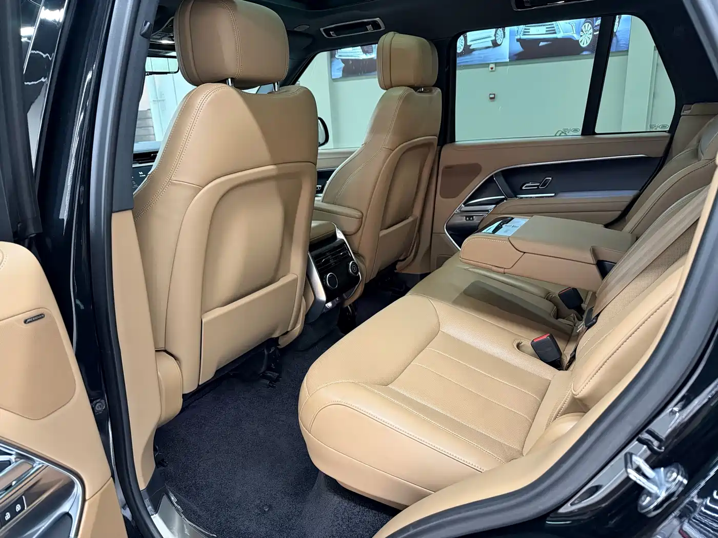 Land Rover Range Rover 2023 3.0 L6 360PS Golden Age Edition фото 12
