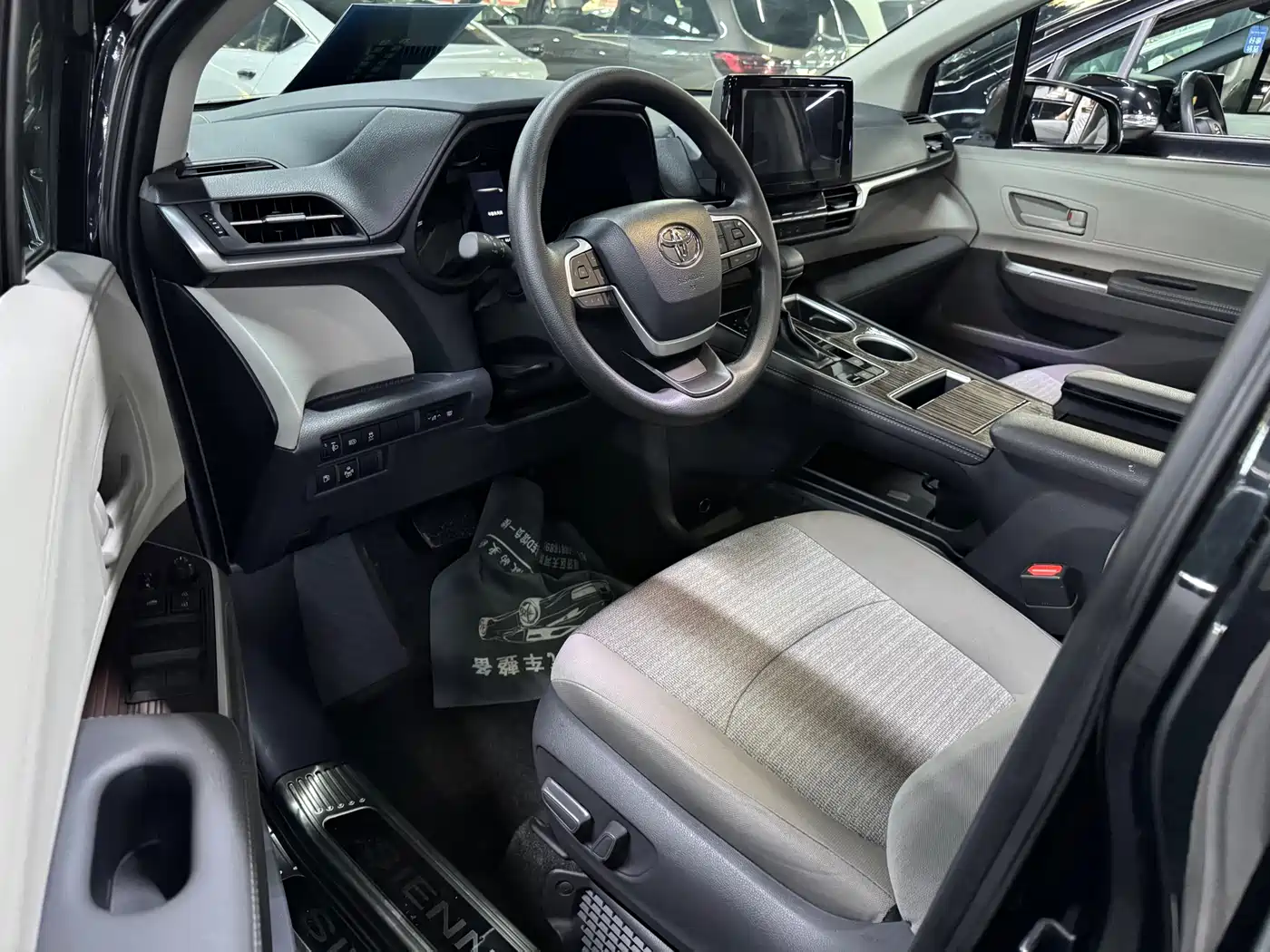 Toyota Sienna 2024 2.5L Hybrid Comfort Edition фото 12