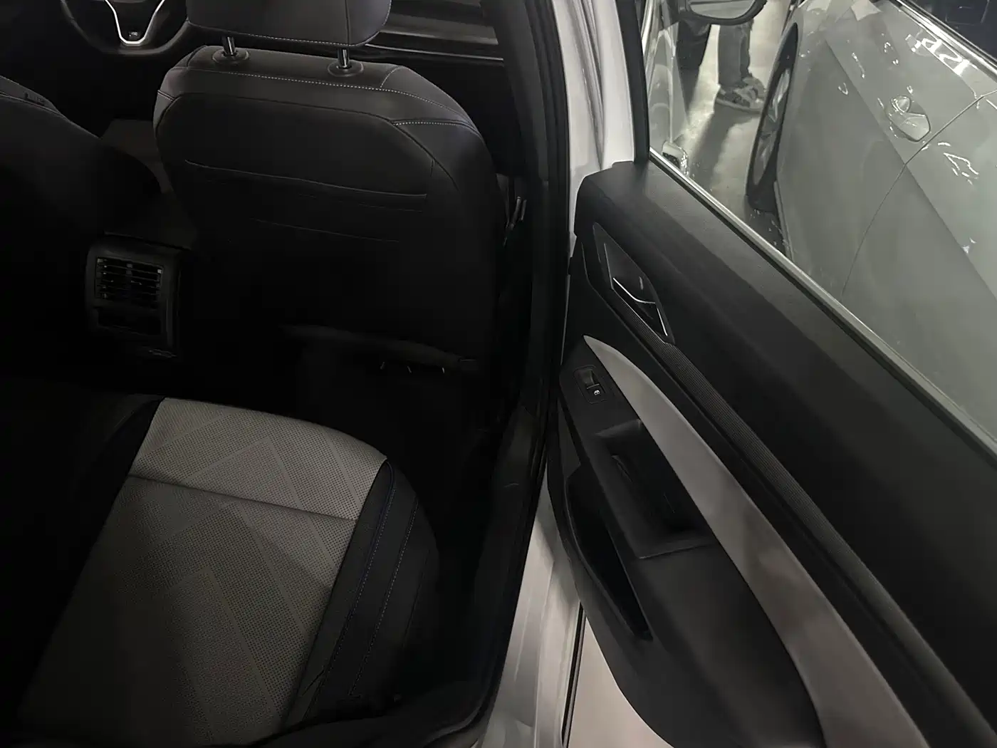 Volkswagen Golf 2025 300TSI R-Line фото 9
