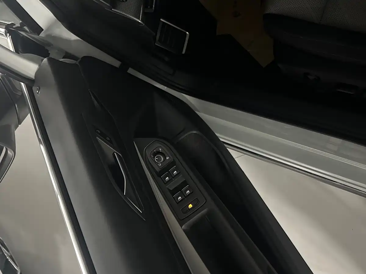 Volkswagen Golf 2025 300TSI R-Line фото 17