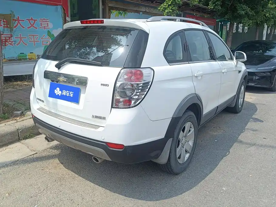 Photo 3 - Chevrolet Captiva