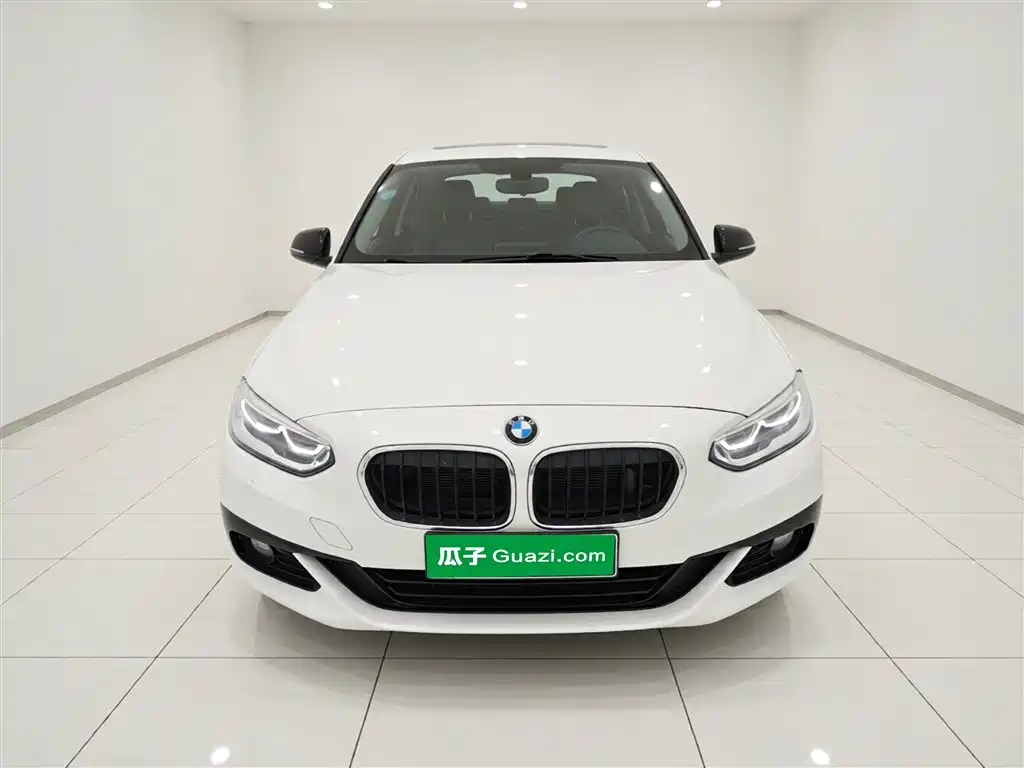BMW 1 Series 2018 118i Sport Edition фото 3