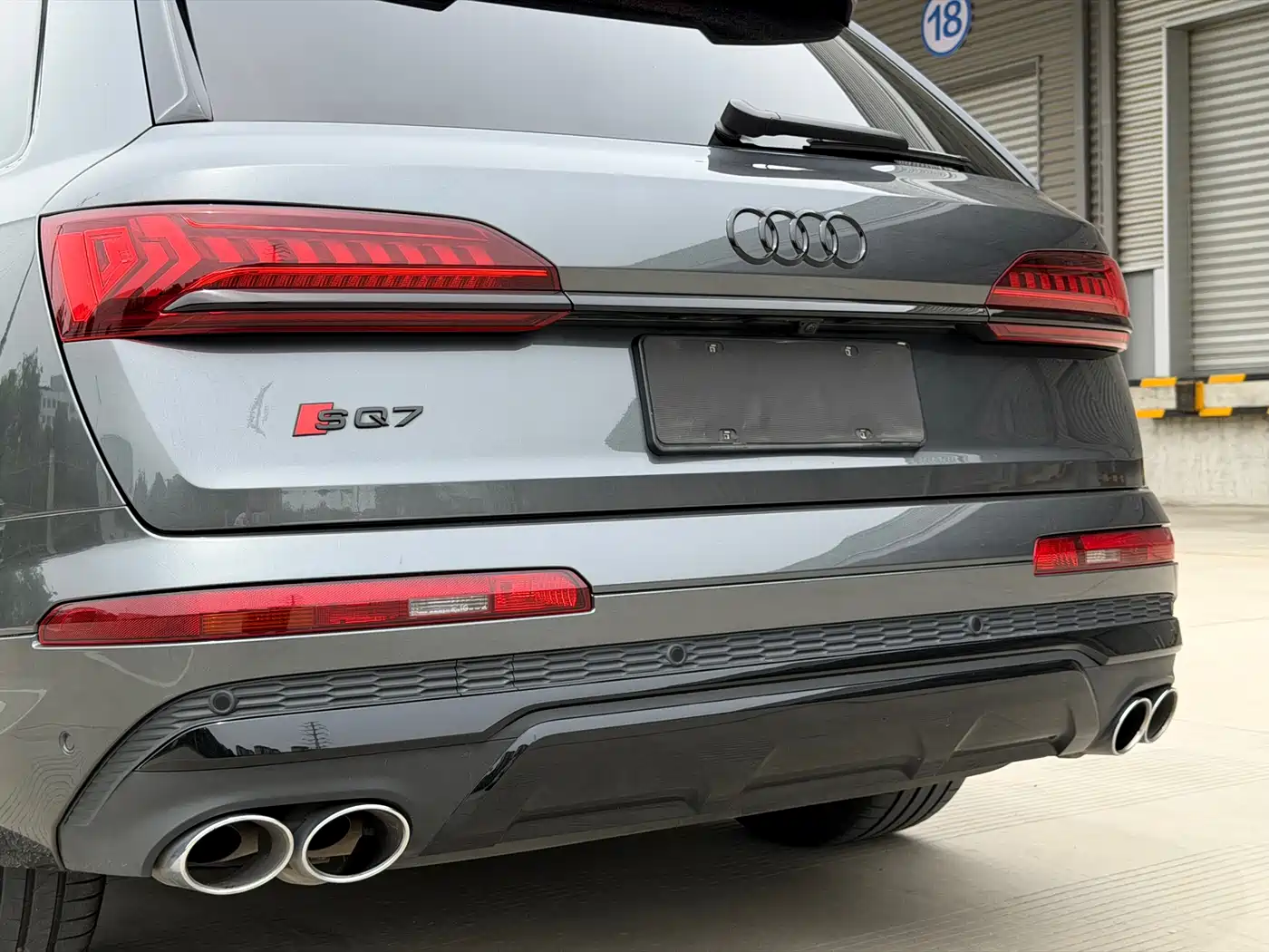 Audi SQ7 2024 4.0 TFSI Dark Knight Edition фото 25