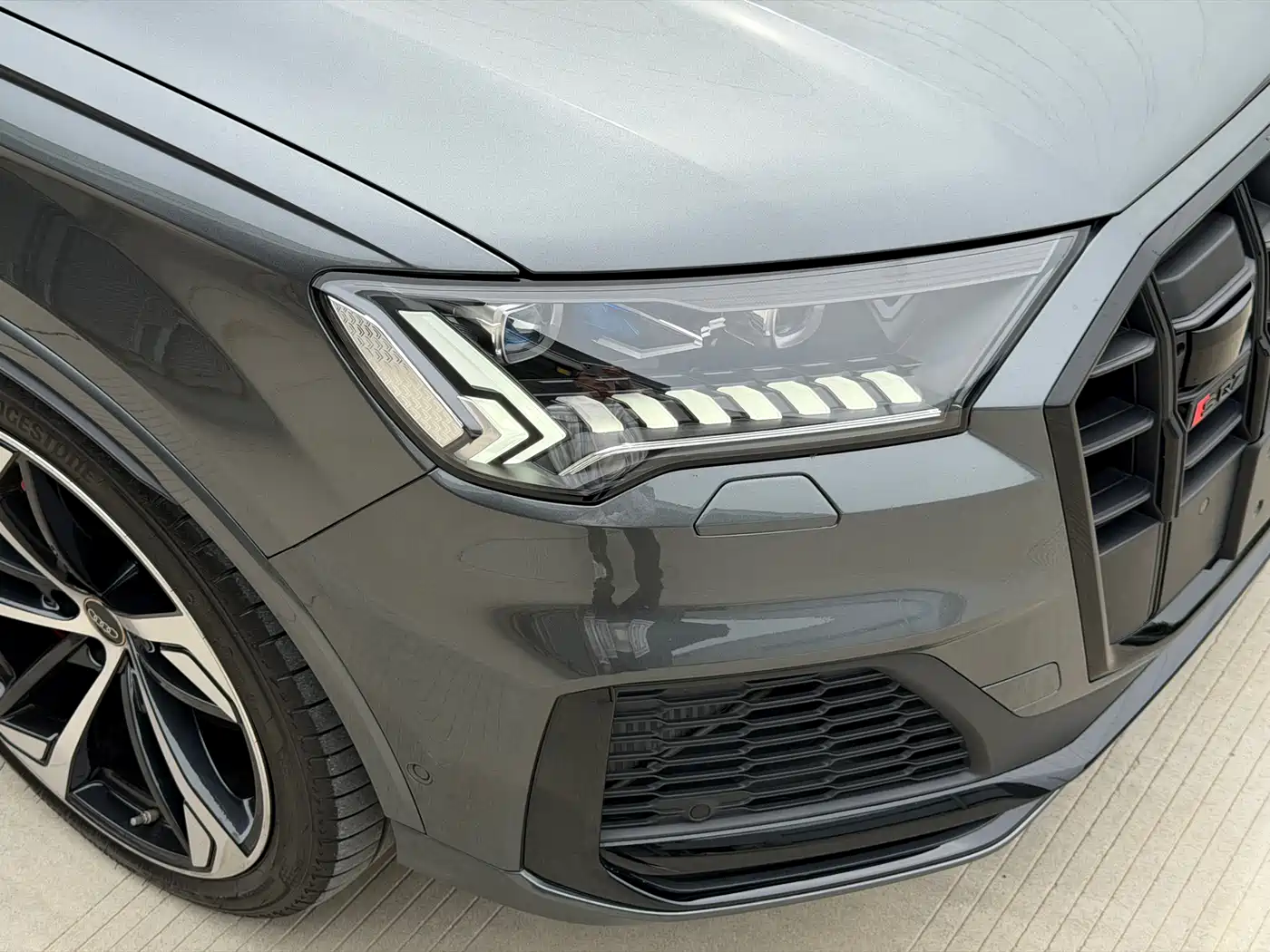 Audi SQ7 2024 4.0 TFSI Dark Knight Edition фото 24