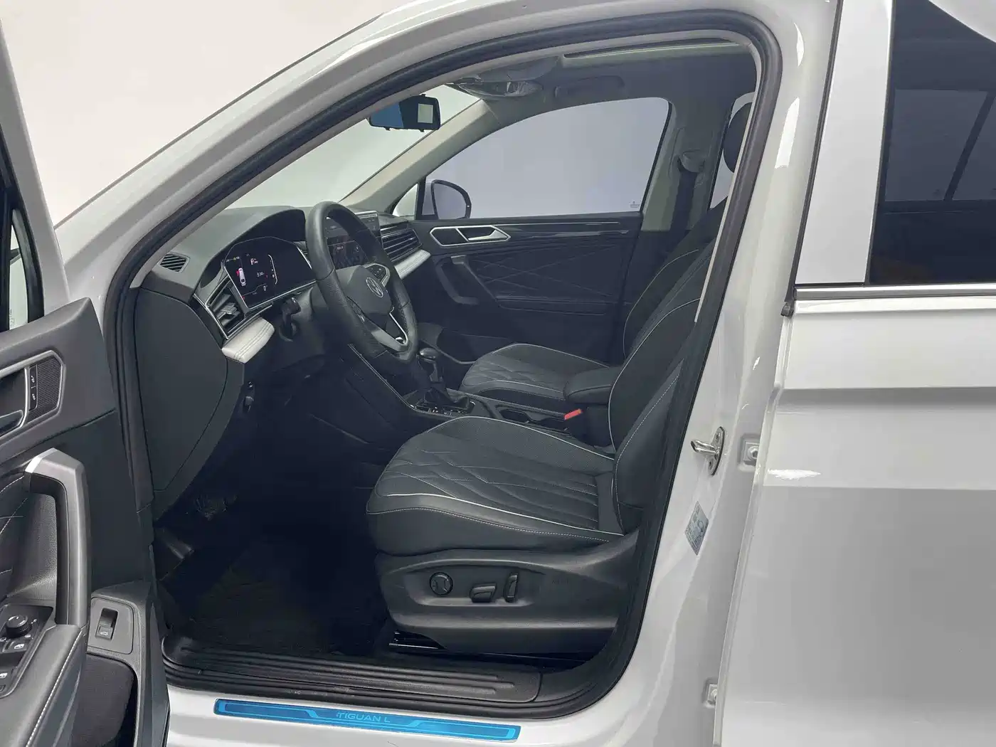 Volkswagen Tiguan L 2023 Facelift 330TSI Automatic 2WD Smart Edition фото 10