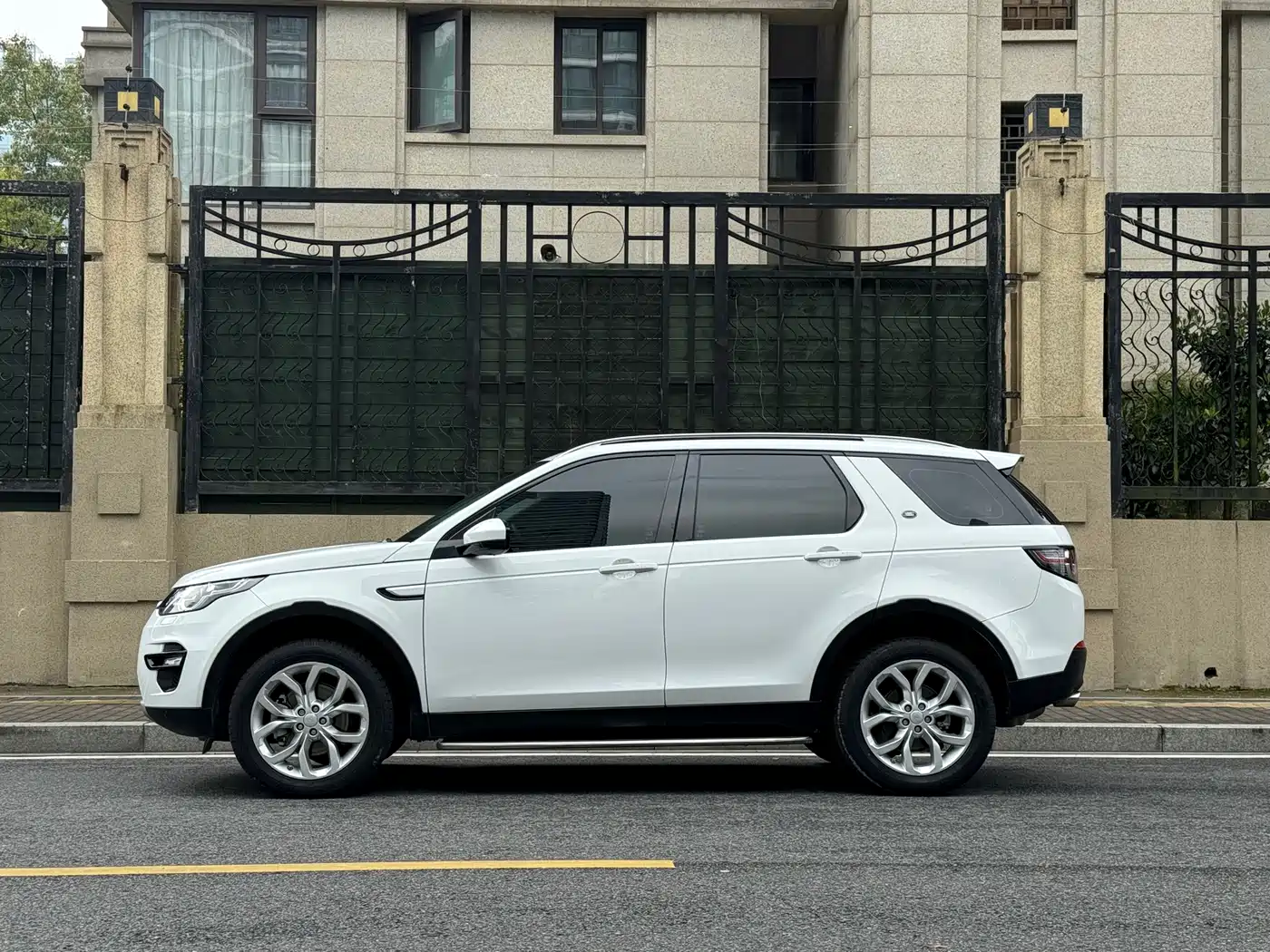 Land Rover Discovery Sport 2017 2.0T HSE фото 2