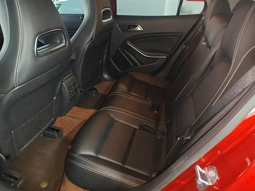 Mercedes-Benz GLA 2018 GLA 200 Dynamic фото 13