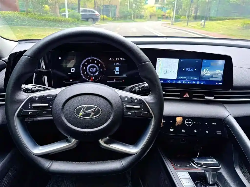 Hyundai Elantra 2021 1.5L CVT LUX Premium Edition фото 8