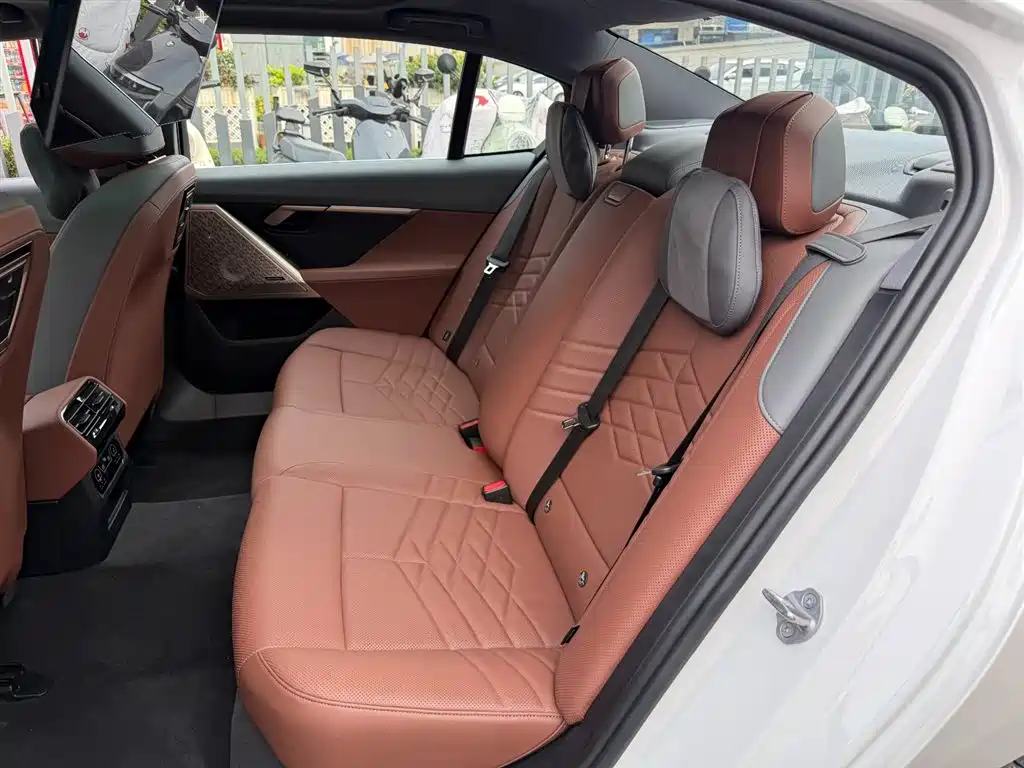 BMW 5 Series 2025 530Li Premium M Sport Package фото 10