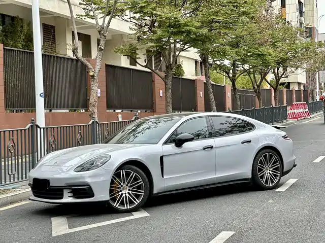 PORSCHE PANAMERA
