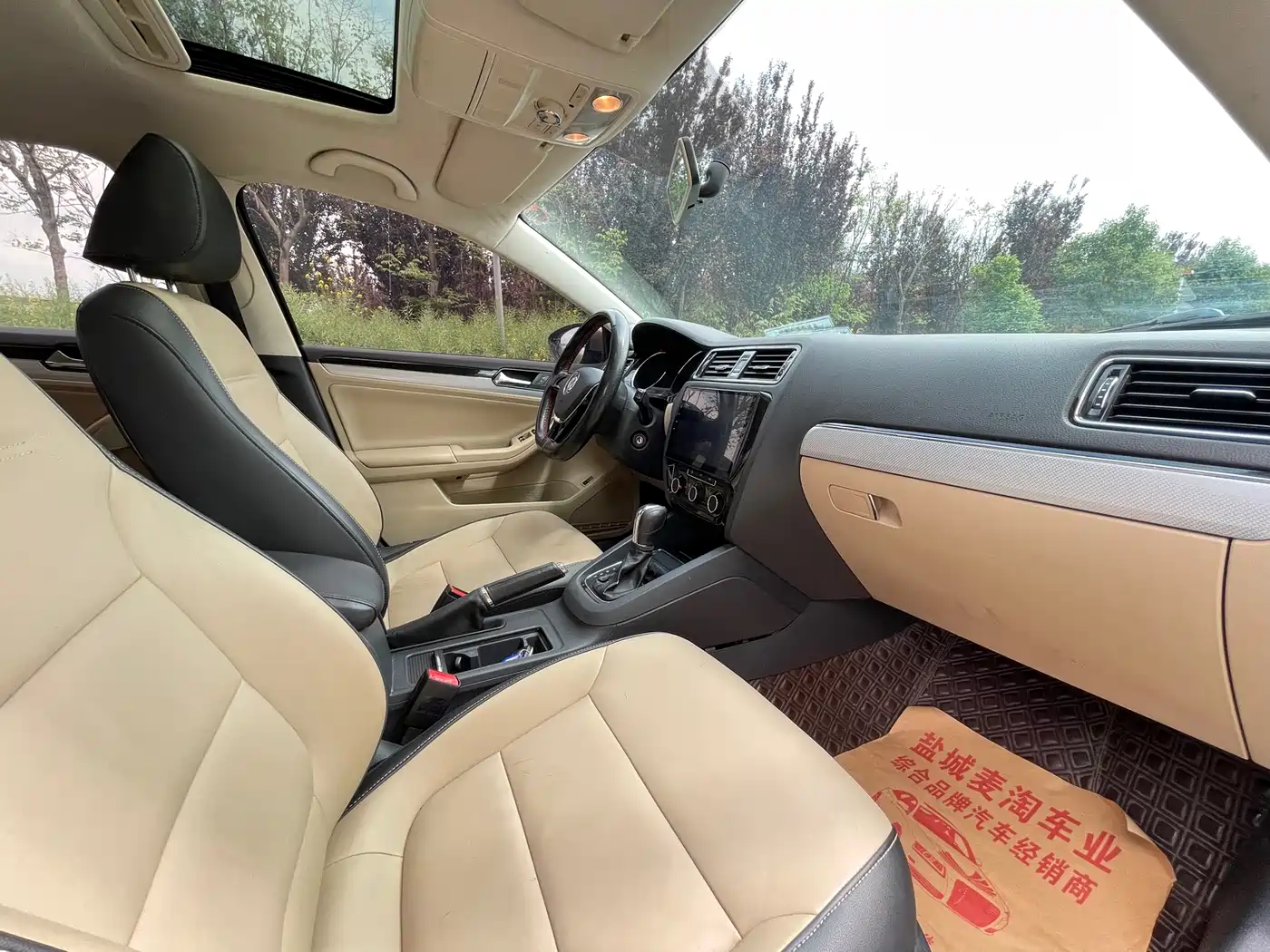 Volkswagen Sagitar 2015 1.6L Automatic Comfort фото 10