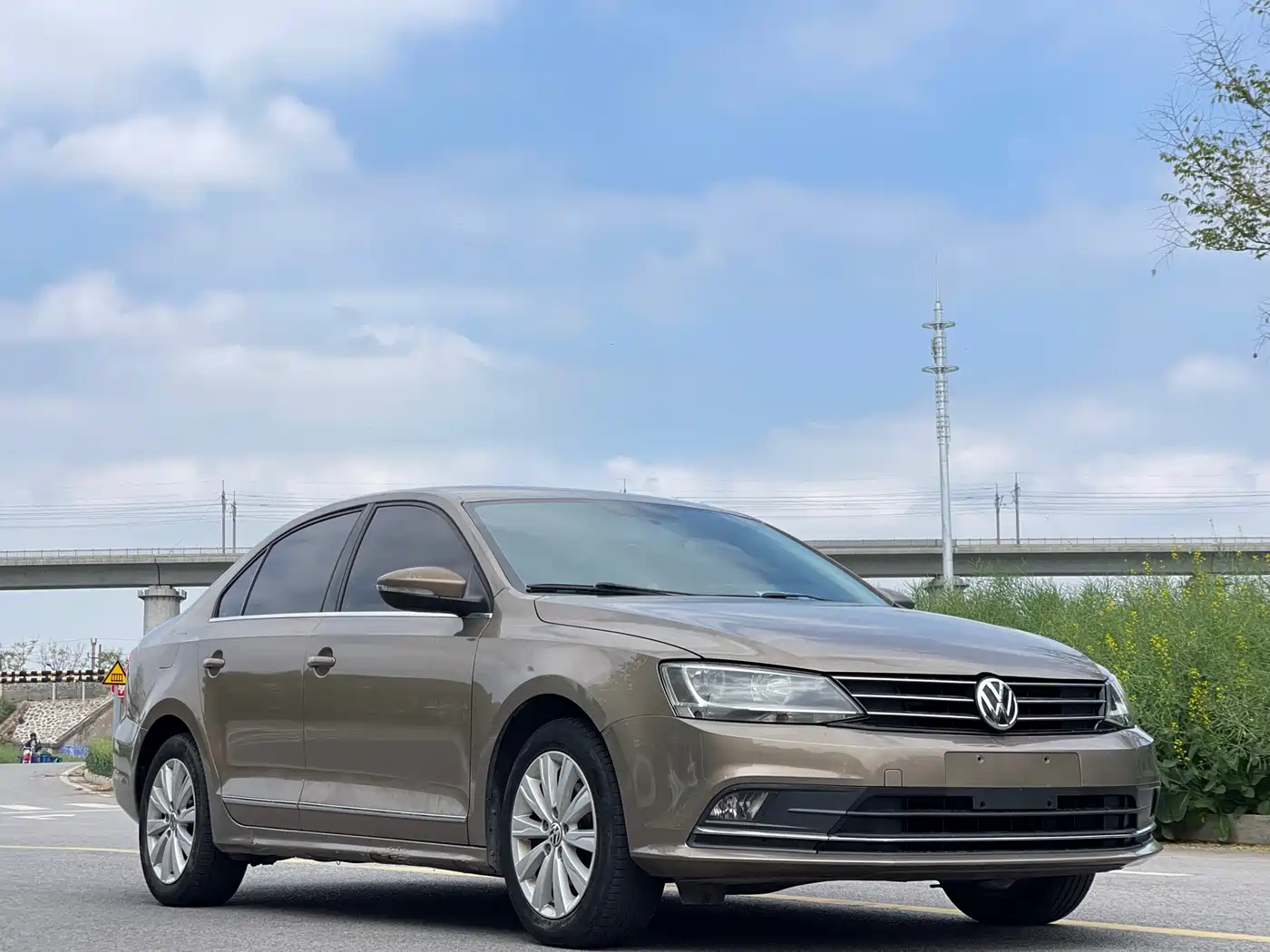 Volkswagen Sagitar 2015 1.6L Automatic Comfort фото 3