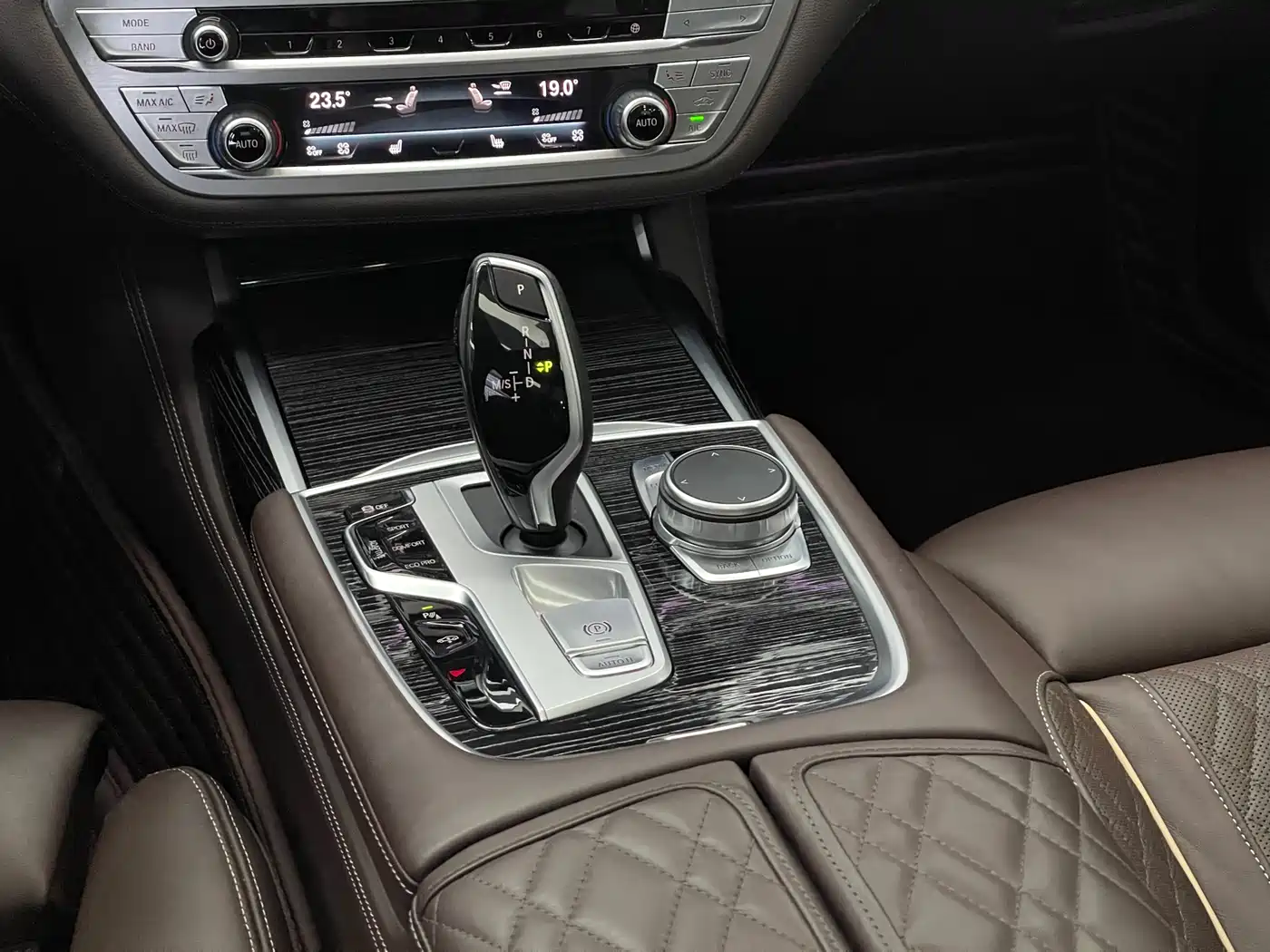BMW 7 Series 2021 Model 740Li Leading M Sport Package фото 18