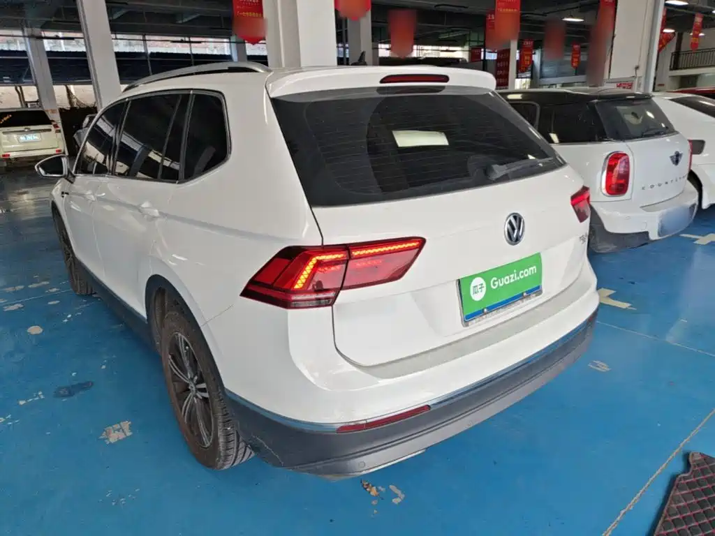 Фото 23 - Volkswagen Tiguan L