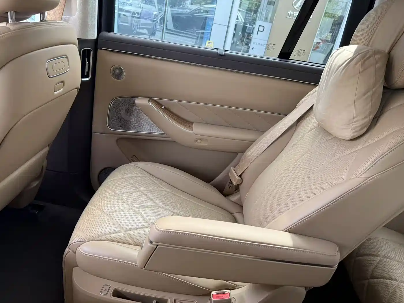AITO Wenjie AITO M8 2025 Extended Range Ultra 53.4kWh 6-Seater фото 14