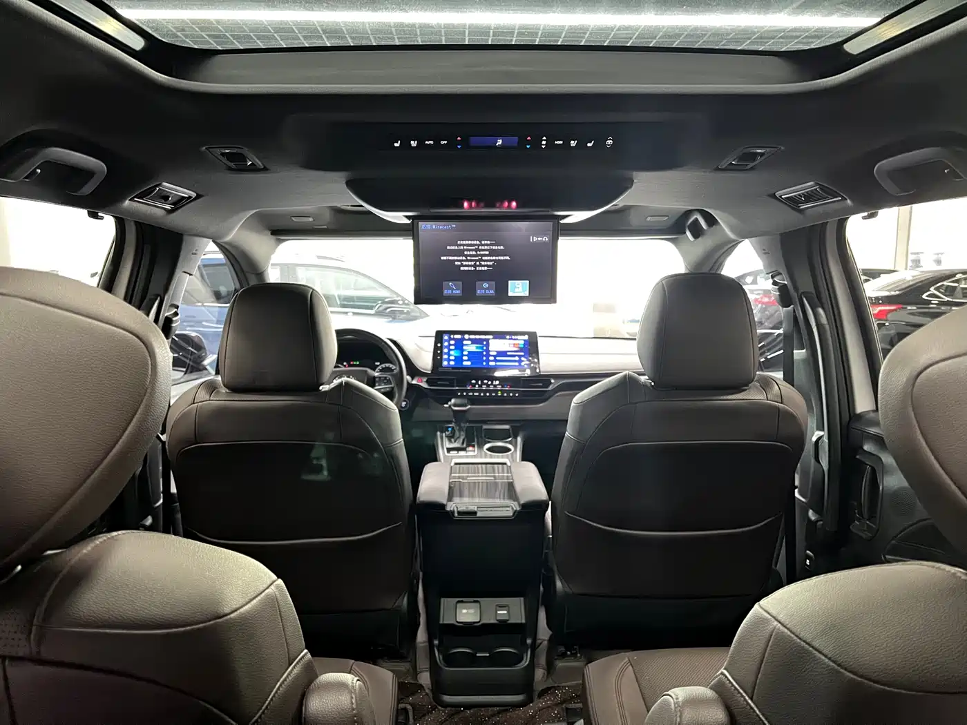 Toyota Granvia 2023 2.5L Hybrid Flagship VIP Edition фото 9