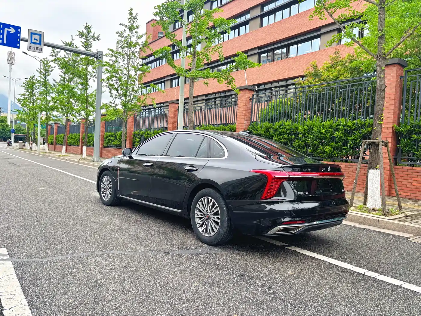 Hongqi H5 2024 1.5T DCT Smart Connect Flag Rhythm Edition фото 7