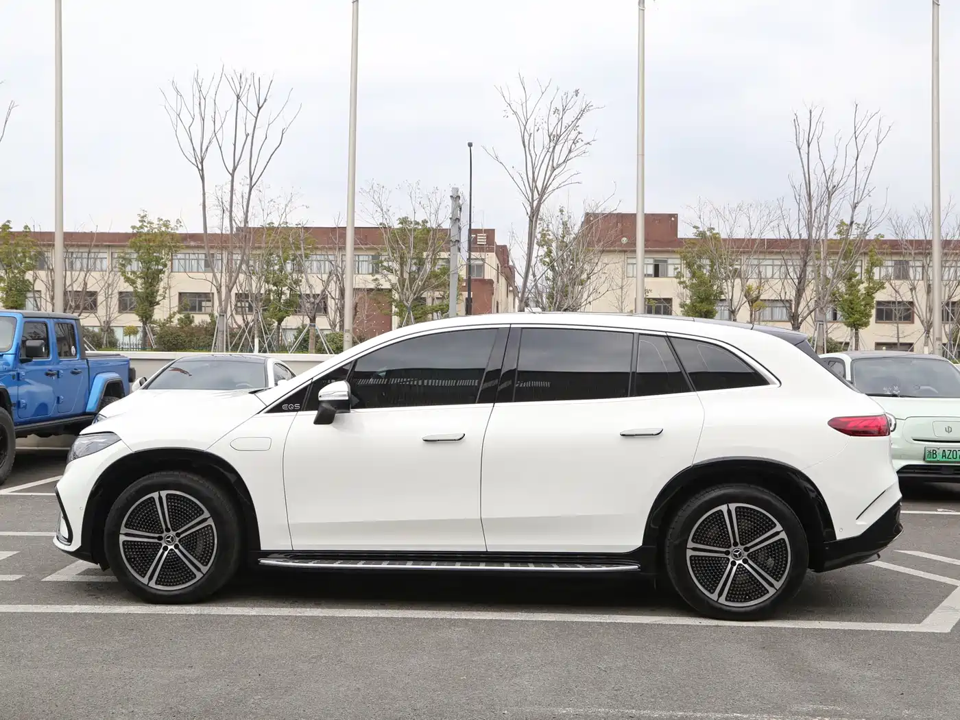 Mercedes-Benz EQS SUV 2023 450+ фото 20