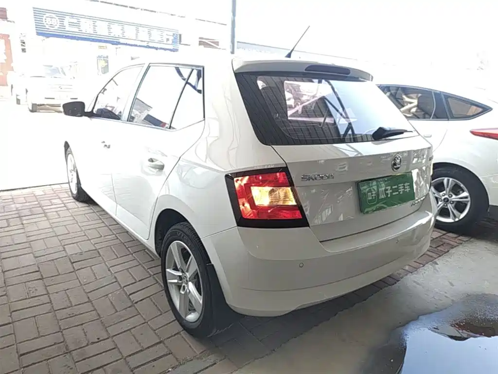 Škoda Fabia 2017 1.4L Auto Car Enjoy Edition фото 5
