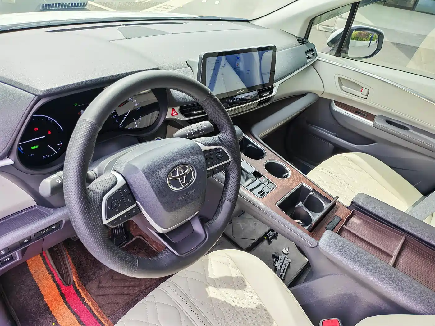 Toyota Granvia 2023 2.5L Hybrid Luxury Edition фото 13