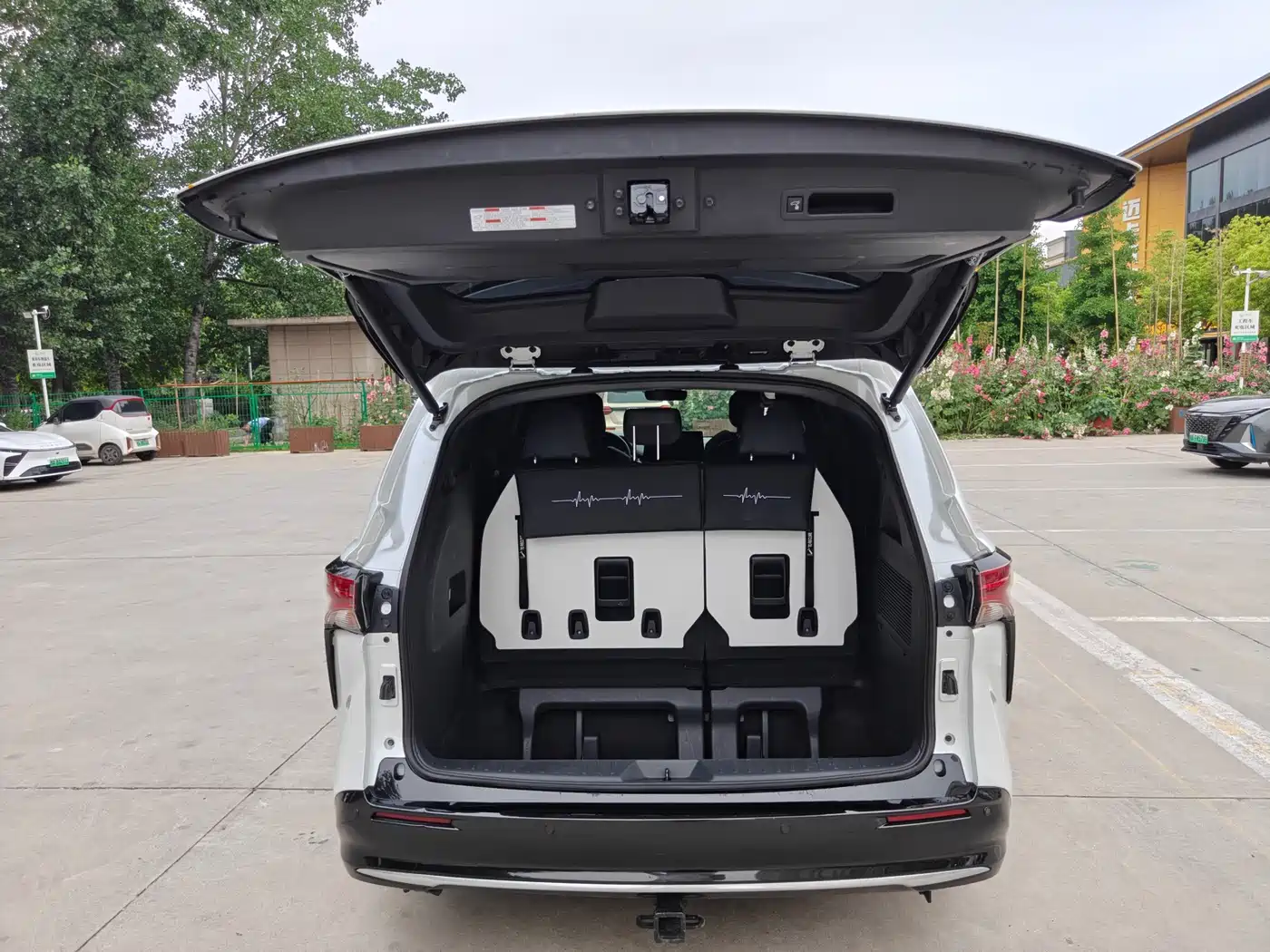 Toyota Sienna 2023 2.5L Hybrid Premium Edition фото 14