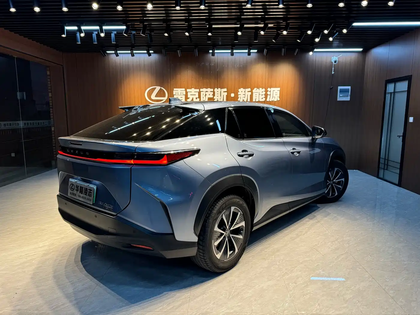 Lexus RZ 2023 450e 4WD Deluxe фото 3