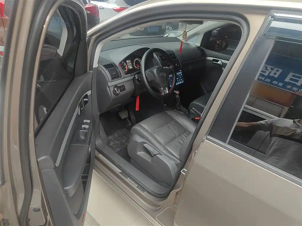 Volkswagen Touran 2015 1.4T DSG Comfort Edition 5-seater фото 16