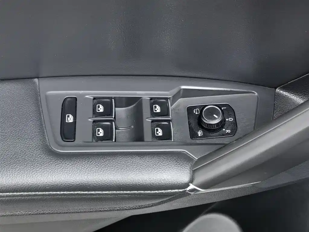 Volkswagen Tiguan L 2021 330TSI Automatic 2WD R-Line Premium фото 9