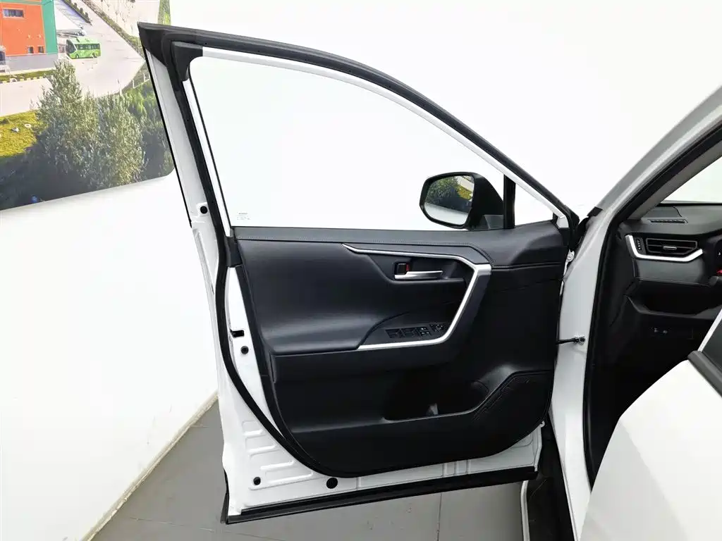 Toyota Wildlander 2021 2.0L CVT 2WD Luxury Edition фото 8