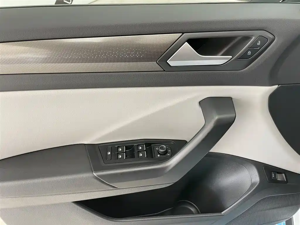 VOLKSWAGEN T-ROC EXPLORING SONGS