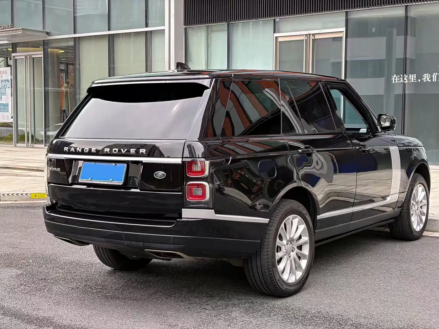 Land Rover Range Rover 2020 3.0 L6 Heritage Edition фото 4