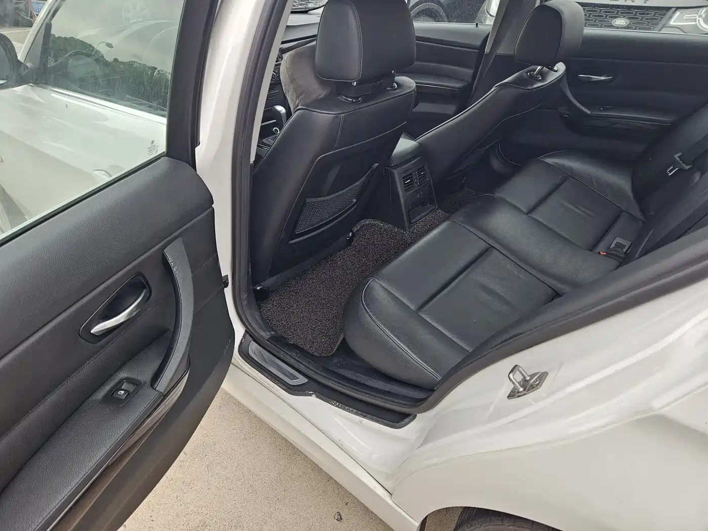 BMW 3 Series 2011 325i Luxury фото 5