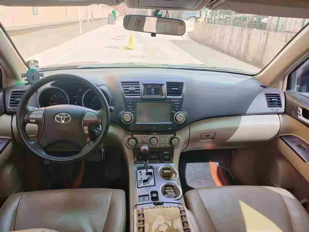 Toyota Highlander 2012 2.7L 2WD 7-Seater Luxury Edition фото 5