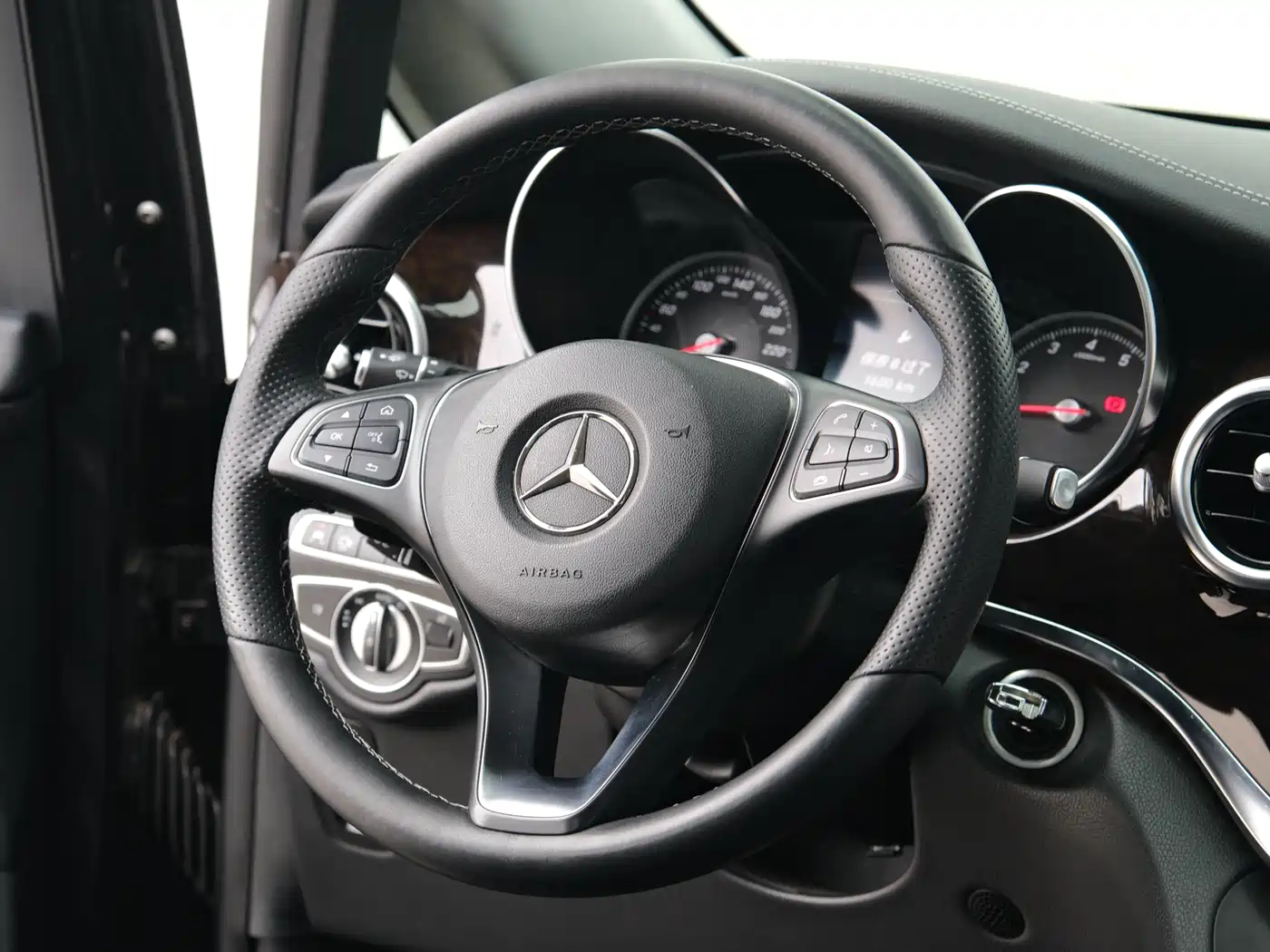 Mercedes-Benz V-Class 2017 Model V 260 L Premium Extended Edition фото 9
