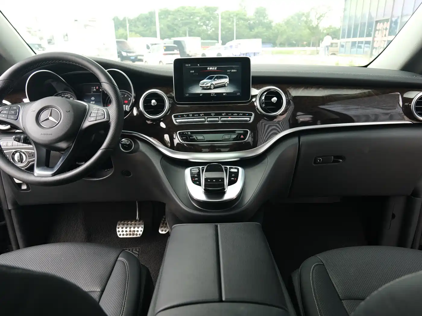 Mercedes-Benz V-Class 2017 Model V 260 L Premium Extended Edition фото 6