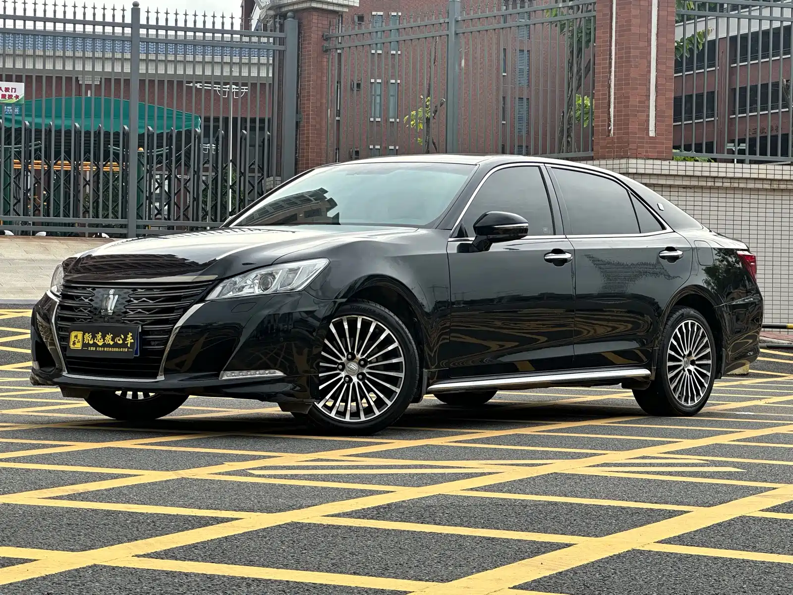 Фото 1 - Toyota Crown