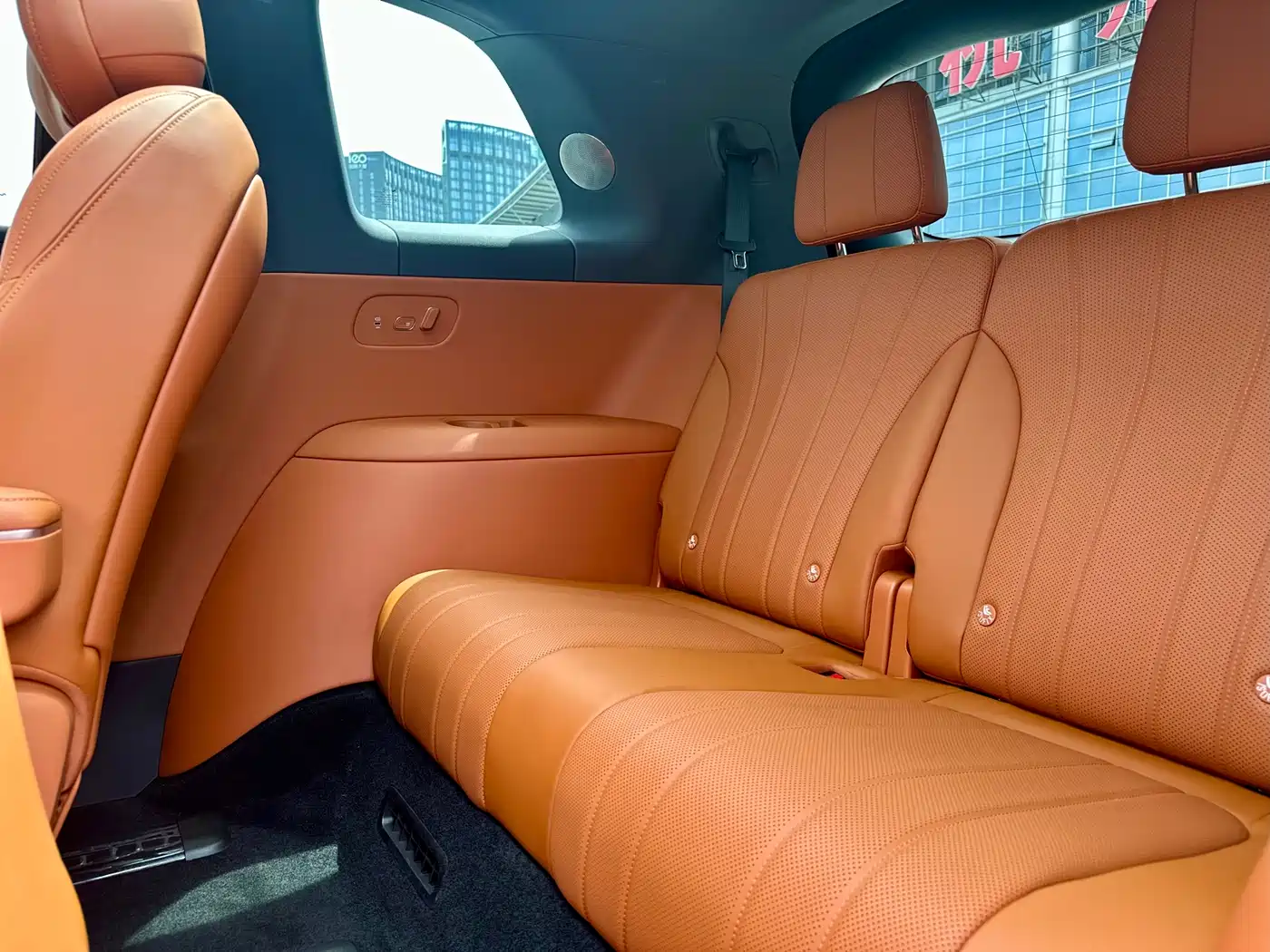 AITO Wenjie AITO M8 2025 Extended Range Ultra 53.4kWh 6-Seater фото 12