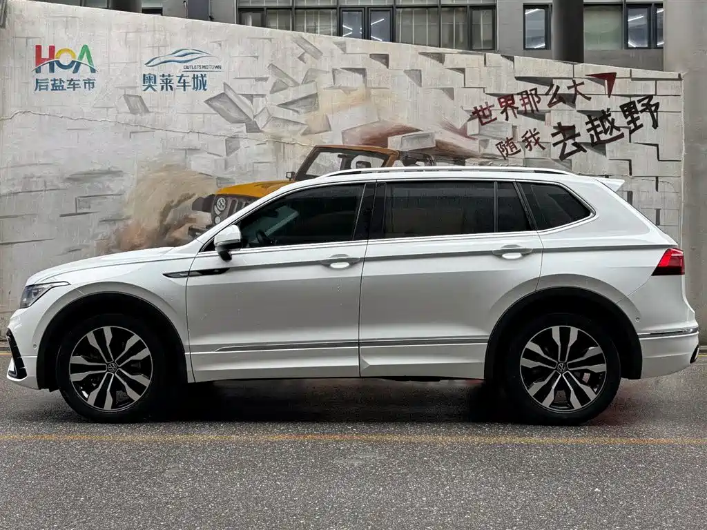 Volkswagen Tiguan L 2023 380TSI 4WD R-Line Premium 7-seater фото 3
