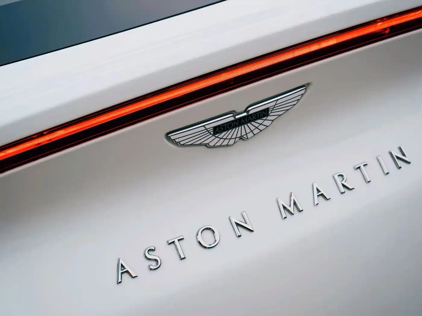 ASTON MARTIN DBX